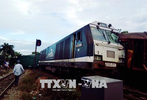 Tàu hàng đấu đầu tại sân ga Núi Thành, đầu máy và toa tàu chệch đường ray ảnh 1